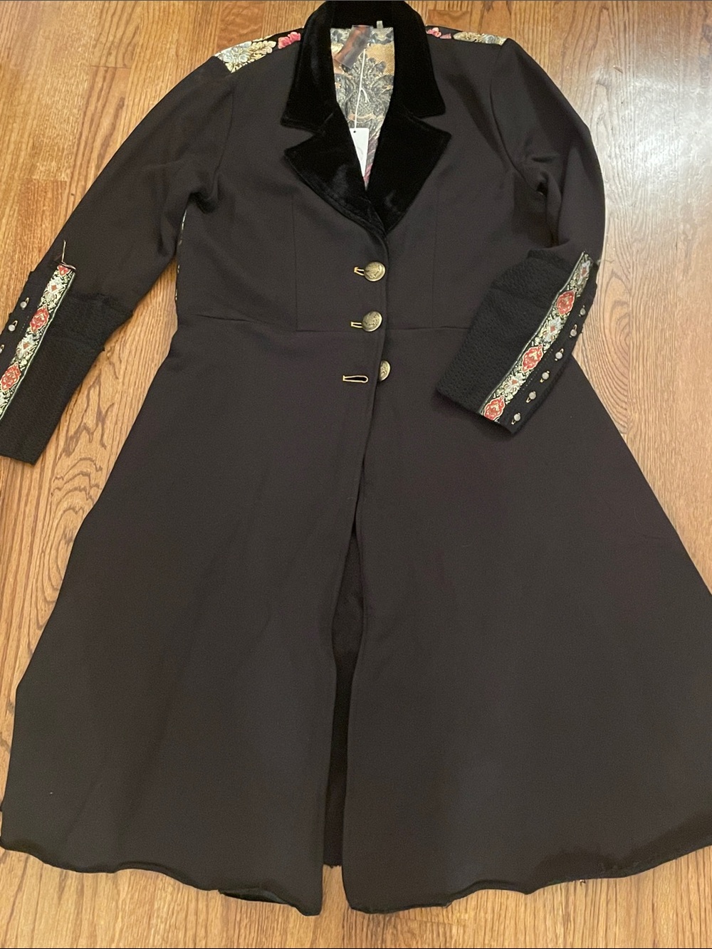 The Heart ofAutumn Black Trench Coat with Velvet Collar and Floral Jacquard Trim